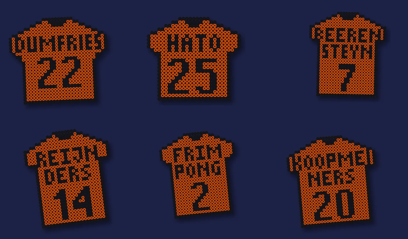 Strijkkralen voetballer: oranje rugshirts van Dumfries, Hato, Beerensteyn, Reijnders, Frimpong en Koopmeiners op een donkerblauwe achtergrond